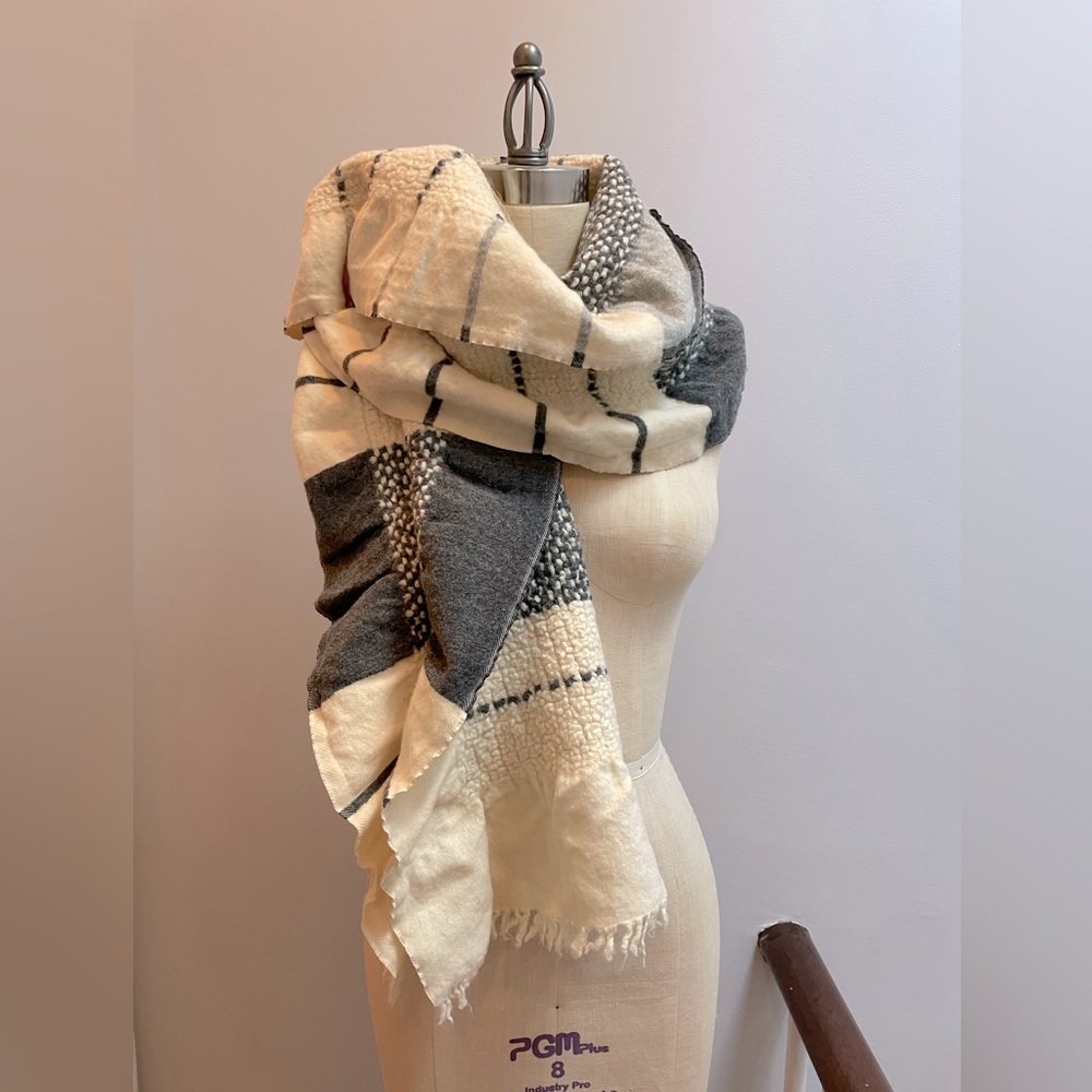 Aritzia Wilfred Cream & Grey Wool Ruffle Trim Scarf